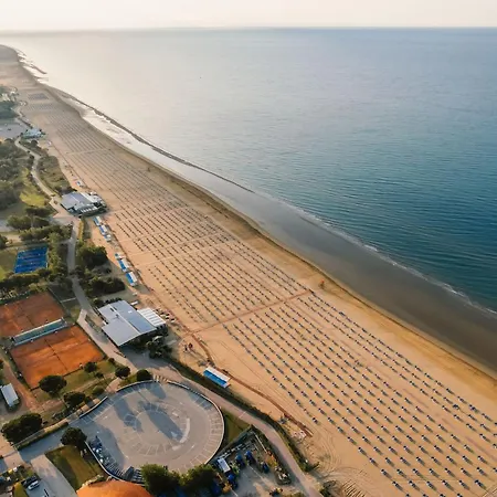 Perfect Flat For Six In Beachfront Complex Bibione